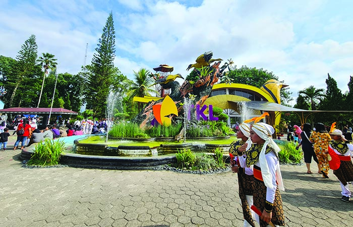 DESTINASI UNGGULAN: Anak-anak sekolah tampak memadati kawasan Taman Kyai Langgeng (TKL) Ecopark.&nbsp;(NAILA NIHAYAH/RADAR JOGJA)