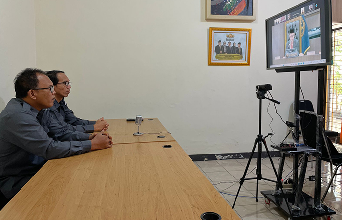 Ketua Bawaslu Purworejo Purnomosidi dan Anggota Bawaslu Purworejo Rinto Hariyadi saat mengikuti sidang putusan DKPP atas aduan dari Muhamad Abdullah secara daring, Senin (8/7).