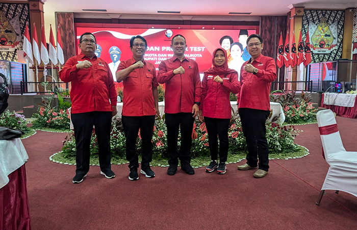 KOMPAK : Pasangan petahana Arif-Rista menjalani uji kelayakan dan kepatutan bakal calon kepala daerah di DPD PDI Perjuangan Jawa Tengah. (Dokumentasi DPC PDI Perjuangan Kebumen)