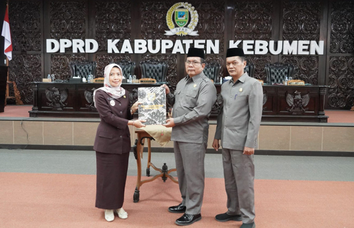 SAH : Wakil Bupati Kebumen Ristawati Purwaningsih bersama pimpinan DPRD Kebumen menandatangani naskah persetujuan rancangan Perubahan APBD 2024.