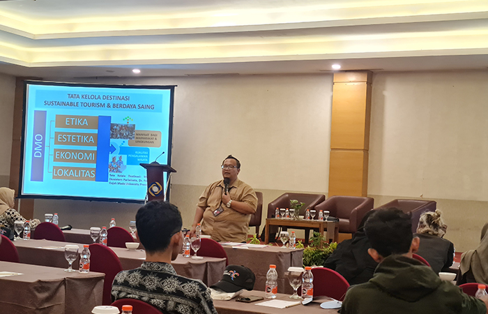 PAPARAN: Ketua Forum Daya Tarik Wisata (DTW) Kabupaten Magelang Edwar Alfian saat memberikan materi terkait tata kelola destinasi wisata, Selasa (9/7).NAILA NIHAYAH/RADAR JOGJA