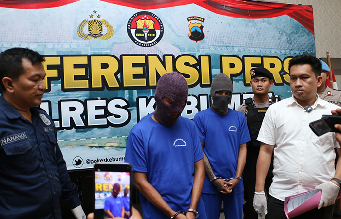 PESAKITAN : Satreskrim Polres Kebumen menghadirkan dua tersangka pencurian handphone. Keduanya kini telah ditetapkan tersangka atas kasus tersebut. (Dokumentasi Humas Polres Kebumen)