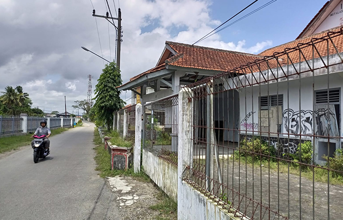 ALIH FUNGKSI: Pengendara sepeda motor melintas di depan bangunan bekas RSUD Kebumen. Bangunan tersebut dalam waktu dekat bakal dipugar untuk menjadi kampus UNS. (M Hafied/Radar Jogja)