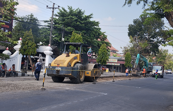 DIKEBUT: Pekerja menggunakan alat berat melakukan pemeliharaan Jalan Urip Sumoharjo Purworejo.JIHAN ARON VAHERA/RADAR JOGJA