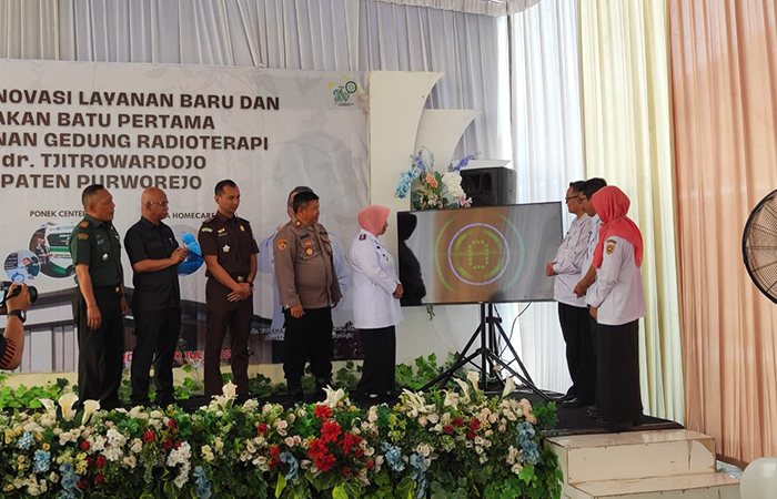PENANDA: Prosesi peletakan batu pertama pembangunan gedung radioterapi dan launching layanan baru di RSUD dr. Tjitrowardojo, (10/7).JIHAN ARON VAHERA/RADAR JOGJA