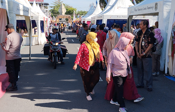 Suasana bazar UMKM dan koperasi di Alun-alun Purworejo untuk peringati Hari Koperasi ke-77, Kamis (11/7).JIHAN ARON VAHERA/RADAR JOGJA  