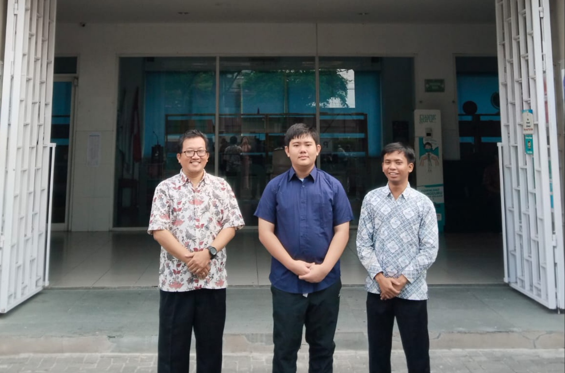 Solomon Darren Wang (tengah) berfoto bersama guru di SMP Mutiara Persada Yogyakarta