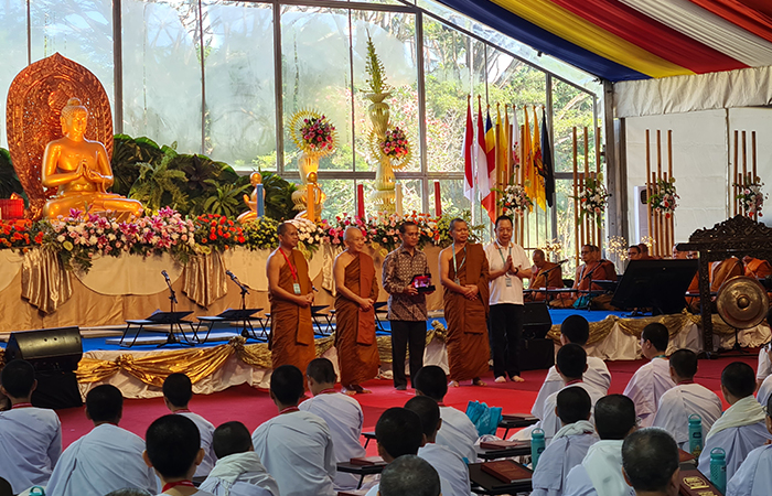 KHIDMAT: Umat Buddha mengikuti Indonesia Tipitaka Chanting (ITC) dan Asalha Mahapuja 2568/2024 yang diselenggarakan di Taman Lumbini, kompleks Candi Borobudur pada 12-14 Juli 2024.