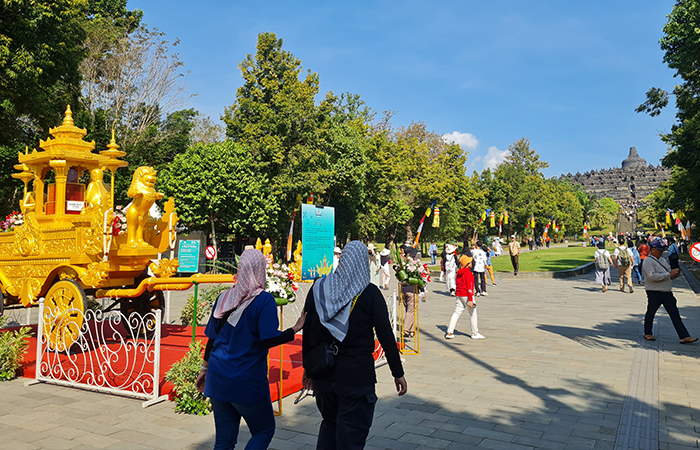RAMAI: Wisatawan memadati kompleks Candi Borobudur, Jumat (12/7).NAILA NIHAYAH/RADAR JOGJA