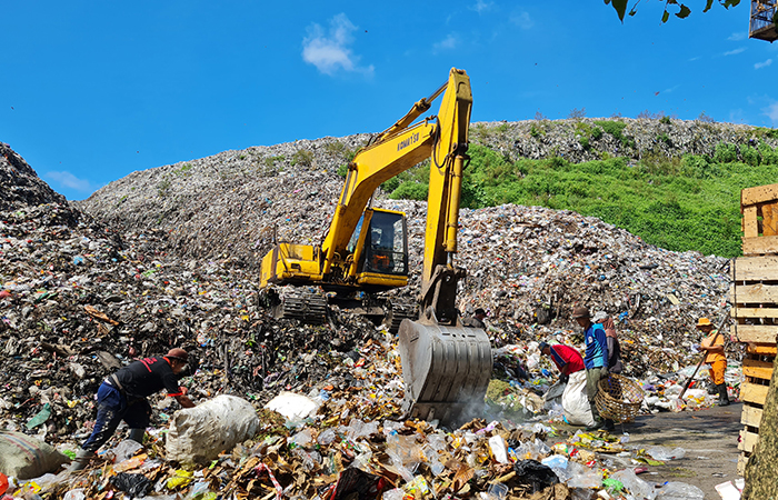 MENUMPUK: Sampah yang ada di TPA Pasuruhan, Mertoyudan semakin menggunung. Karena sudah kelebihan kapasitas sejak 2017 lalu.NAILA NIHAYAH/RADAR JOGJA  
