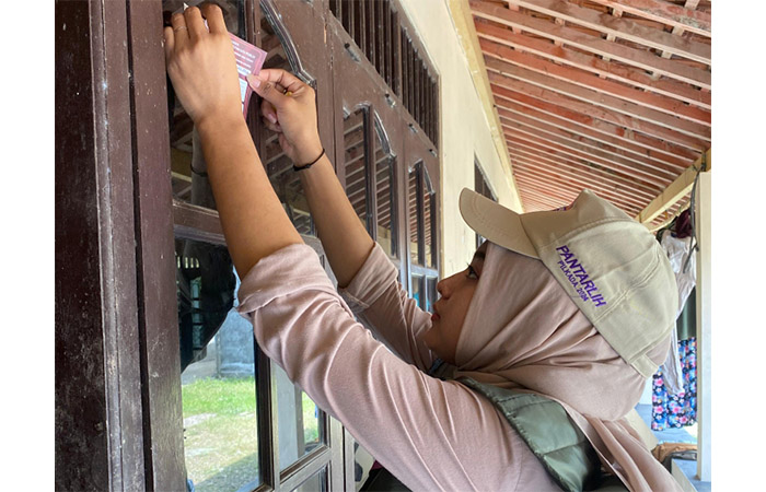 Petugas Pantarlih Desa Tenggeran menempel stiker pencocokan dan penelitian (coklit) data pemilih Pilkada 2024.