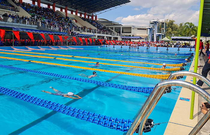 ADU TANGKAS: Para pelajar dari berbagai daerah mengikuti kejuaraan akuatik di Samapta Aquatic Stadium Gelora Sanden Kota Magelang, kemarin (14/7).