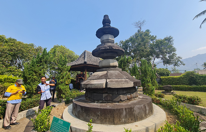 BERDIRI KOKOH: Inilah penampakan struktur chattra hasil rekonstruksi Theodore van Erp. Dipasang pada stupa induk sekitar 1910, lalu dibongkar kembali karena sebagian besar batunya tidak asli.NAILA NIH