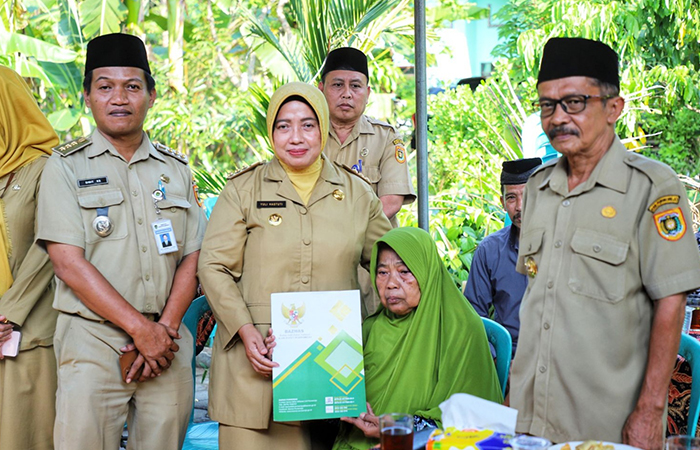 Bupati Purworejo beserta rombongan saat mengunjungi keluarga Sulaiman di Desa Dadirejo, Bagelen, Purworejo, Senin (15/7).Pemkab Purworejo untuk Radar Jogja