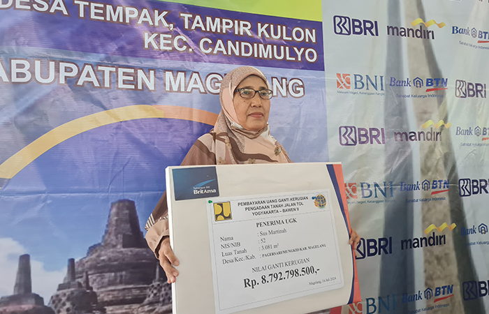 TERIMA UGR: Warga Pagersari Sus Martinah mendapat uang ganti kerugian sebesar Rp 8,79 miliar karena terdampak proyek pembangunan jalan tol Jogja-Bawen.NAILA NIHAYAH/RADAR JOGJA