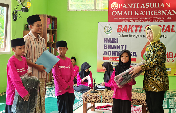 AKSI KEMANUSIAAN: Kejari Kabupaten Magelang menyalurkan bantuan berupa kebutuhan pokok hingga tas kepada anak-anak di Panti Asuhan Omah Katresnan, (17/7).&nbsp;NAILA NIHAYAH/RADAR JOGJA