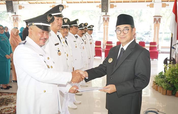 SIMBOLIS: Pj Bupati Magelang Sepyo Achanto saat mengukuhkan dan memberikan SK perpanjangan masa jabatan tujuh kades di wilayahnya, Kamis (18/7).Prokompim Kabupaten Magelang