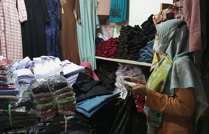TAK SESUAI HARAPAN : Pedagang seragam sekolah Pasar Tumenggungan Kebumen mengaku belum merasakan peningkatan omzet penjualan meski kini telah memasuki tahun ajaran baru.(M Hafied/Radar Jogja)