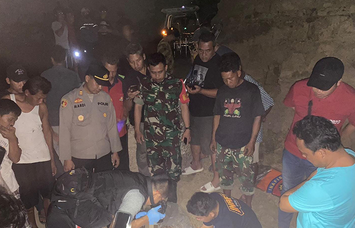 OLAH TKP : Polisi mendatangi lokasi meninggalnya seorang pekerja akibat tertimbun tanah bahan baku genteng. Dokumentasi Humas Polres Kebumen