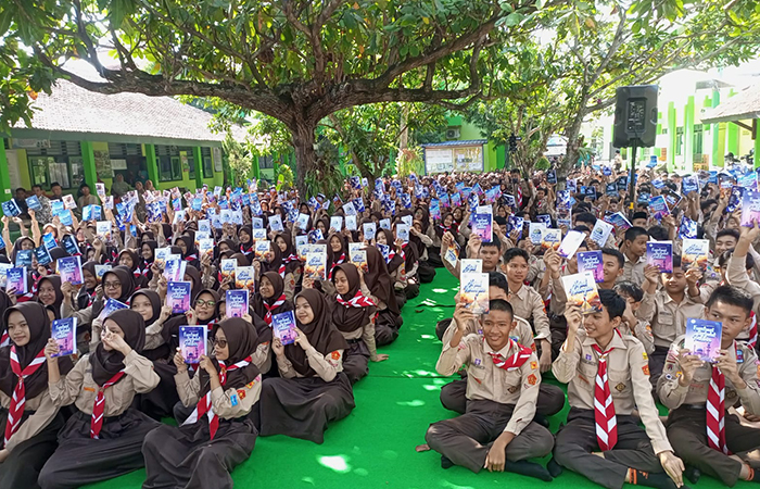 AYO GEMAR MEMBACA : Siswa MTsN 1 Kebumen menunjukkan buku sebagai simbol semangat berliterasi. (M Hafied/Radar Jogja)