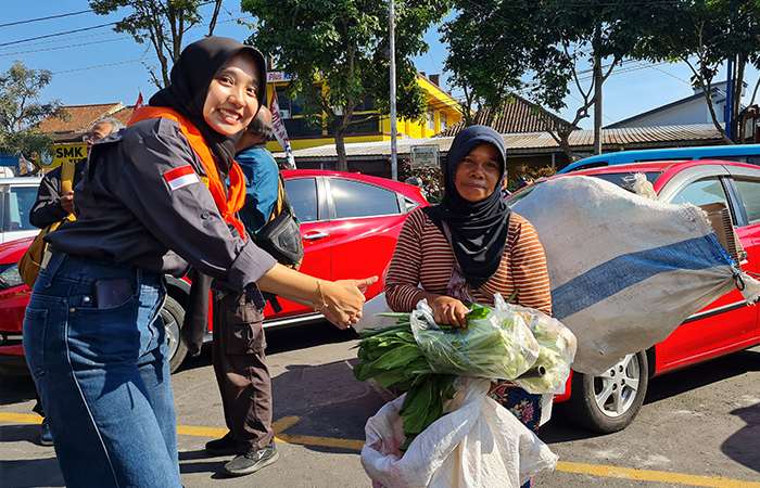 AKSI SOSIAL: Puluhan mahasiswa UKM Mentari Unimma membagikan sayuran di tepi jalan, Jumat (19/7).NAILA NIHAYAH/RADAR JOGJA