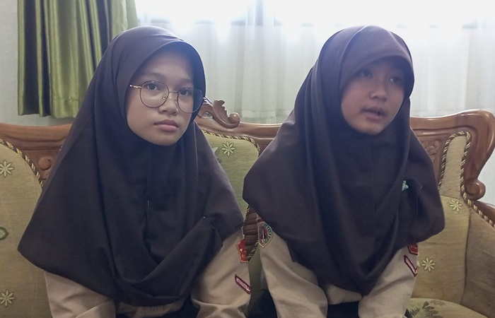 SISWA UNGGULAN : Aisyah Zahra Ramadhani (kiri) dan Keisha Luthfia Milana (kanan). Keduanya pelajar MTsN 1 Kebumen yang ikut dalam lomba karya ilmiah nasional berbasis riset.M Hafied/Radar Jogja