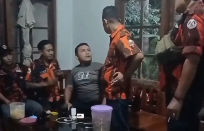 Tangkapan layar video yang memperlihatkan cekcok antara oknum anggota Pemuda Pancasila (PP) dengan seorang aktivis salah satu LSM.