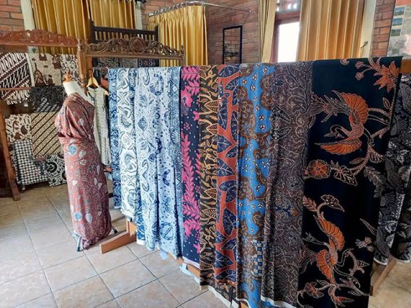 Koleksi batik dari Kampung Batik Giriloyo.