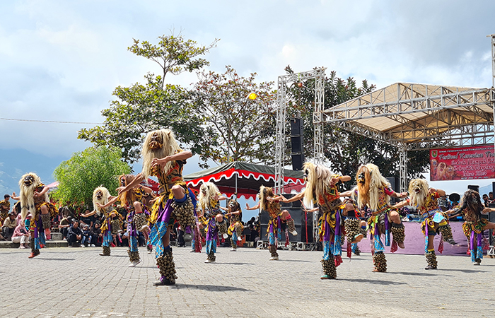 LUWES: Para penari Gedruk tampak atraktif dan bersemangat untuk ikut serta dalam festival kesenian di Ketep Pass, Rabu (24/7).NAILA NIHAYAH/RADAR JOGJA