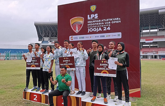 SANG JUARA : Fakhri Khusaini, pelajar kelas X MAN 1 Kebumen memegang medali kejuaraan pada ajang Kejurnas Atletik Indonesia Open 2024. (Dokumentasi MAN 1 Kebumen)