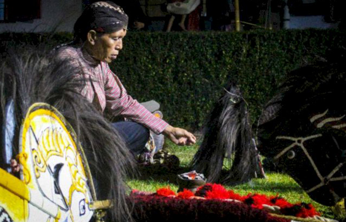 TURUN-TEMURUN: Desa Mudalrejo pertahankan tradisi guyang jaran saat sura Rabu (24/7) malam. Warga berharap tradisi tersebut bisa terus dilestarikan.ISTIMEWA