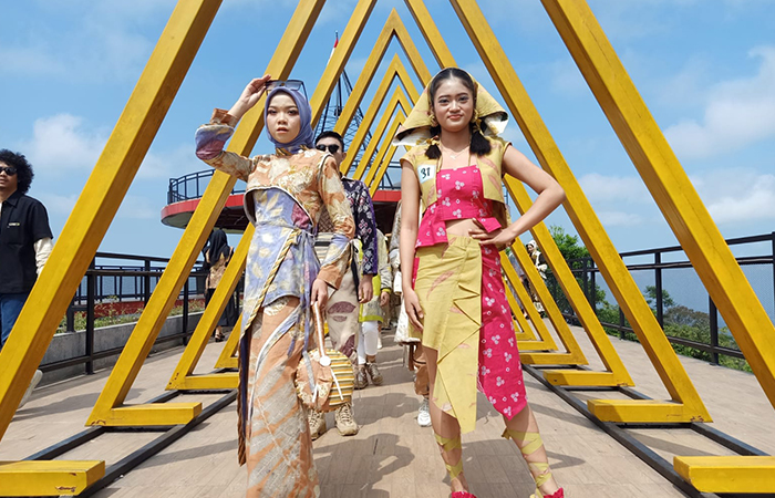 CIAMIK: Sejumlah perempuan dan laki-laki tampak anggun mengenakan pakaian dengan bahan ecoprint di Ketep Pass, Kamis (25/7).NAILA NIHAYAH/RADAR JOGJA
