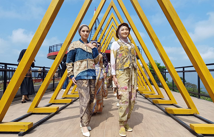 CIAMIK: Sejumlah perempuan dan laki-laki tampak anggun mengenakan pakaian dengan bahan ecoprint di Ketep Pass, Kamis (25/7).NAILA NIHAYAH/RADAR JOGJA