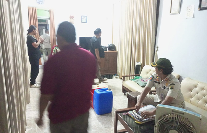 Satpol PP Kebumen saat menggerebek rumah ASN di Kebumen yang nekat menjual minuman keras (miras).