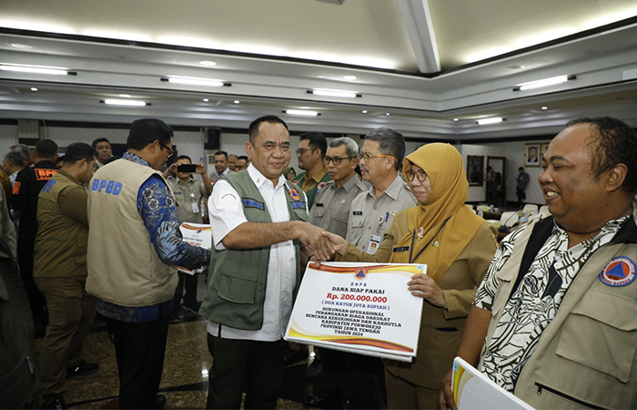 Plt. Kalak BPBD Purworejo Dede Yeni Iswanti saat menerima bantuan DSP BNPB dari Kepala BNPB Letjen TNI Suharyanto, beberapa waktu lalu.