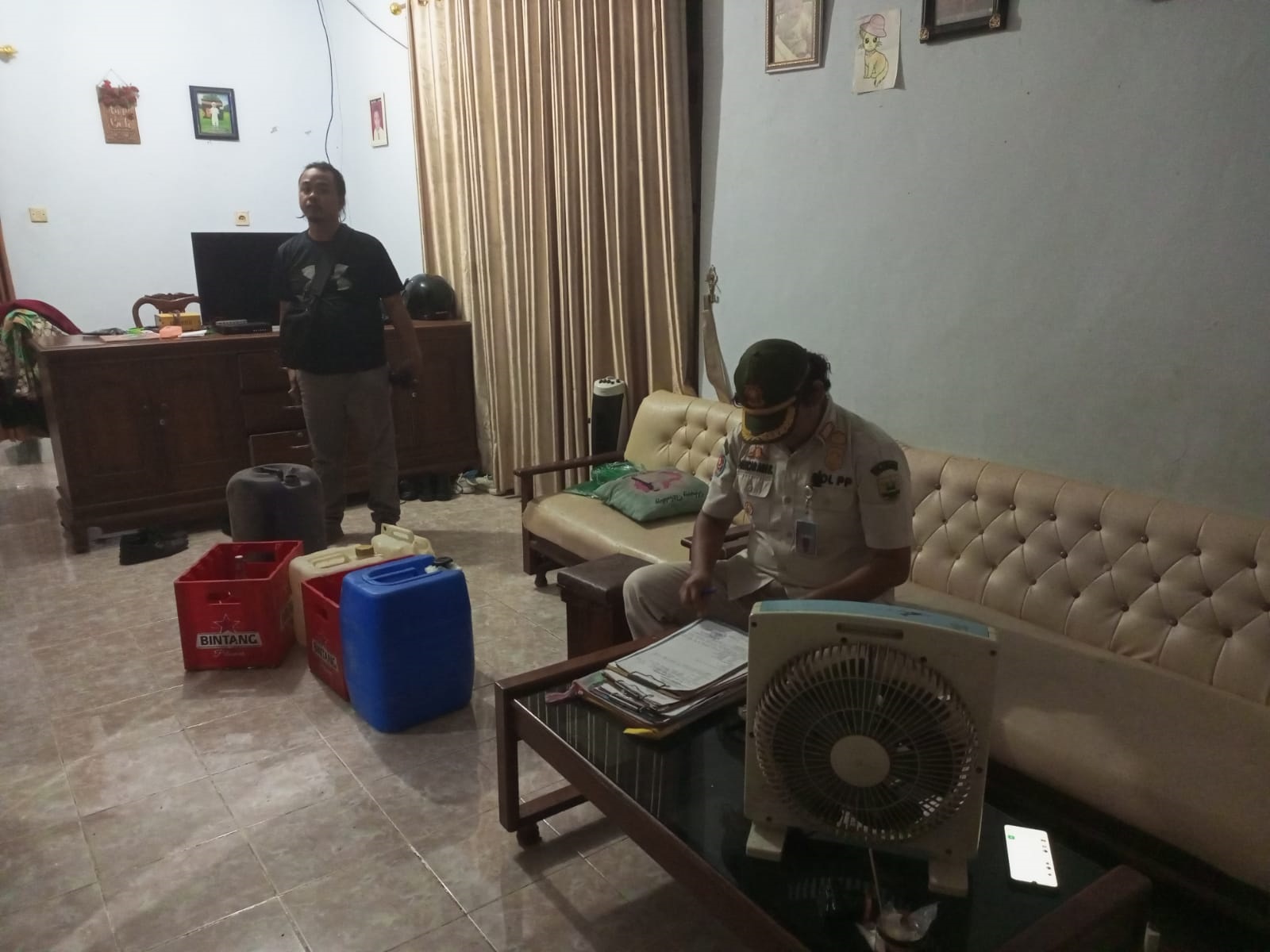 PENYAKIT MASYARAKAT : Satpol PP Kebumen menggerebek rumah ASN berinisial W yang nyambi jualan minuman keras (miras). Dalam operasi itu petugas berhasil menemukan satu jerigen miras jenis ciu.
