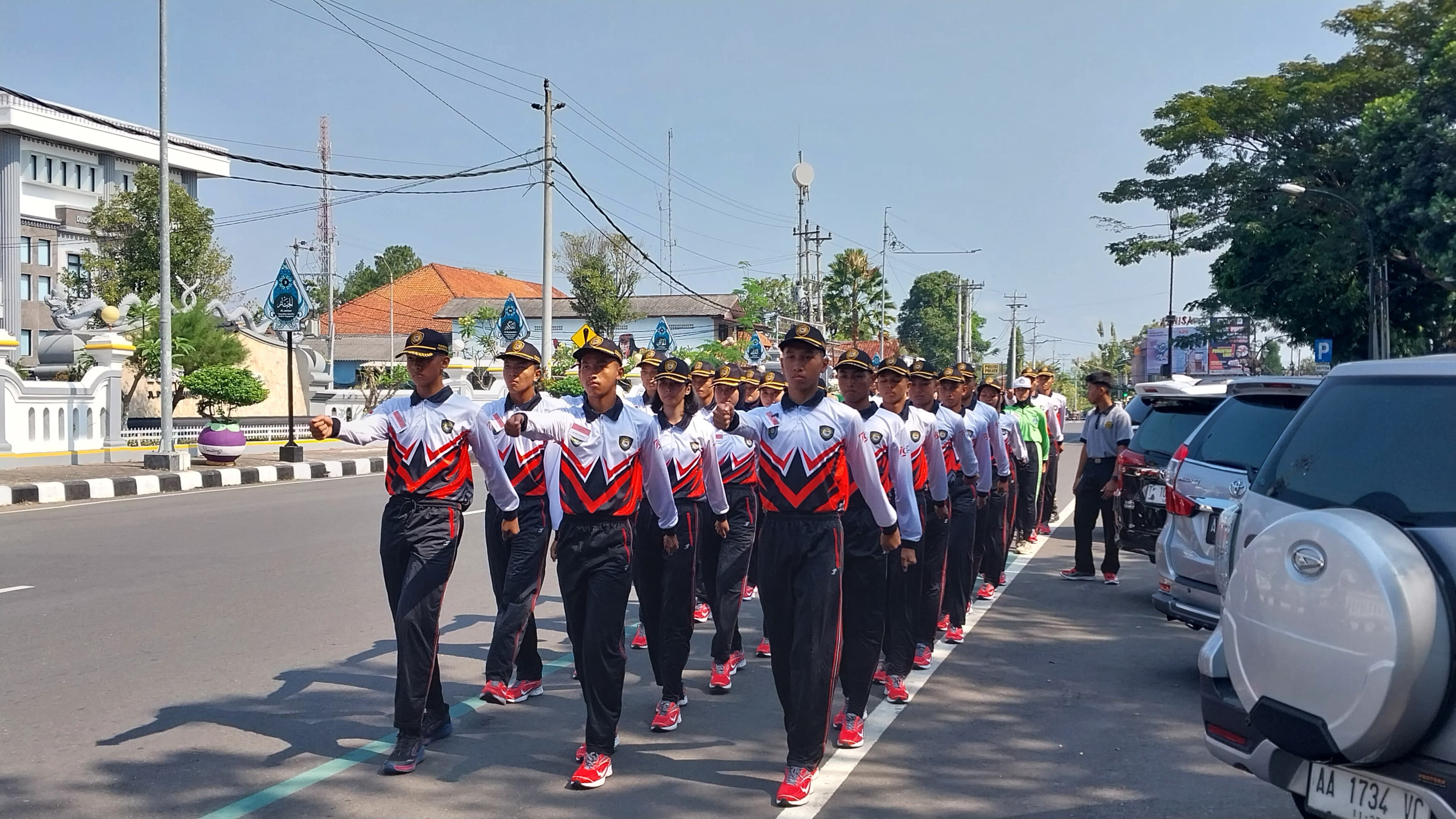 INTENSIF: Calon Paskibraka Kabupaten Purworejo saat menjalani pelatihan PBB, beberapa waktu lalu di Alun-Alun Purworejo. (Badan Kesbangpol Purworejo)