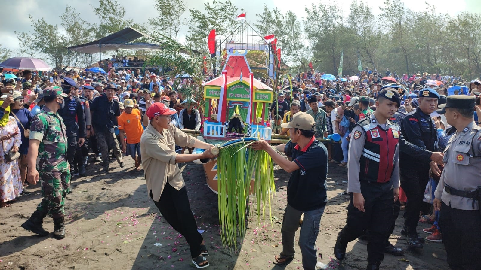 TRADISI: Prosesi sedekah laut di Pantai&nbsp;Genjik, Desa Kertojayan, Grabag, Purworejo setiap Sura selalu menjadi daya tarik masyarakat,kemarin (28/7). (JIHAN ARON VAHERA/RADAR JOGJA)