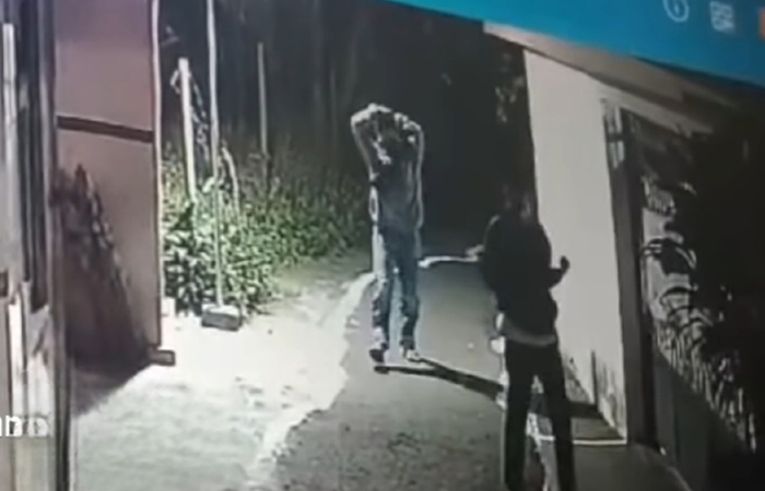 BAWA KABUR: Motor milik Sri Sugiharti hilang dicuri tiga orang. Padahal, motornya dikunci stang di depan rumah.Dok: Tangkapan Layar Instagram @liputan.magelang