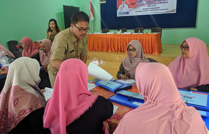 PEMBERDAYAAN: Bimtek pengelolaan arsip keluarga di Desa Kaliurip oleh Dinpusip Purworejo di Balai Desa Kaliurip, Bener, Purworejo, Selasa (30/7).Dinpusip Purworejo untuk Radar Jogja