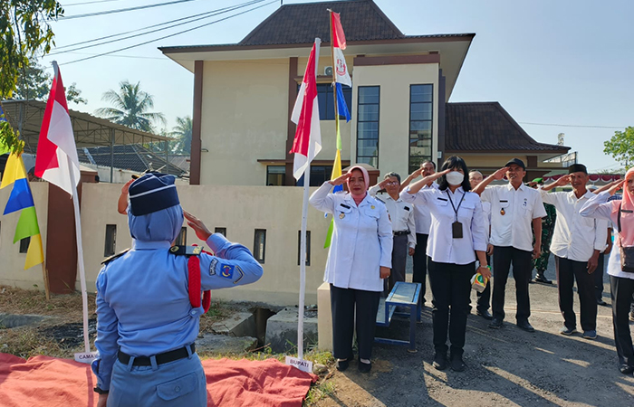 SAMBUT HUT RI: Bupati Purworejo Yuli Hastuti menghadiri seremonial pengibaran ribuan bendera Merah Putih di halaman Mapolsek Ngombol, (31/7).JIHAN ARON VAHERA/RADAR JOGJA