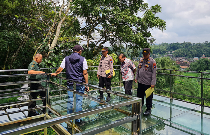 MONITORING: Tim gabungan melakukan pemeriksaan seluruh wahana di TKL Ecopark sebelum Lebaran 2024 lalu.NAILA NIHAYAH/RADAR JOGJA