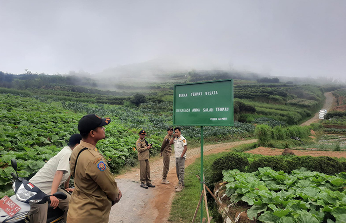 BERKABUT: Wilayah Blumbang Roto dipenuhi kabut. Tidak ada aktivitas wisatawan di sana usai penutupan jalur.Masrur untuk Radar Jogja