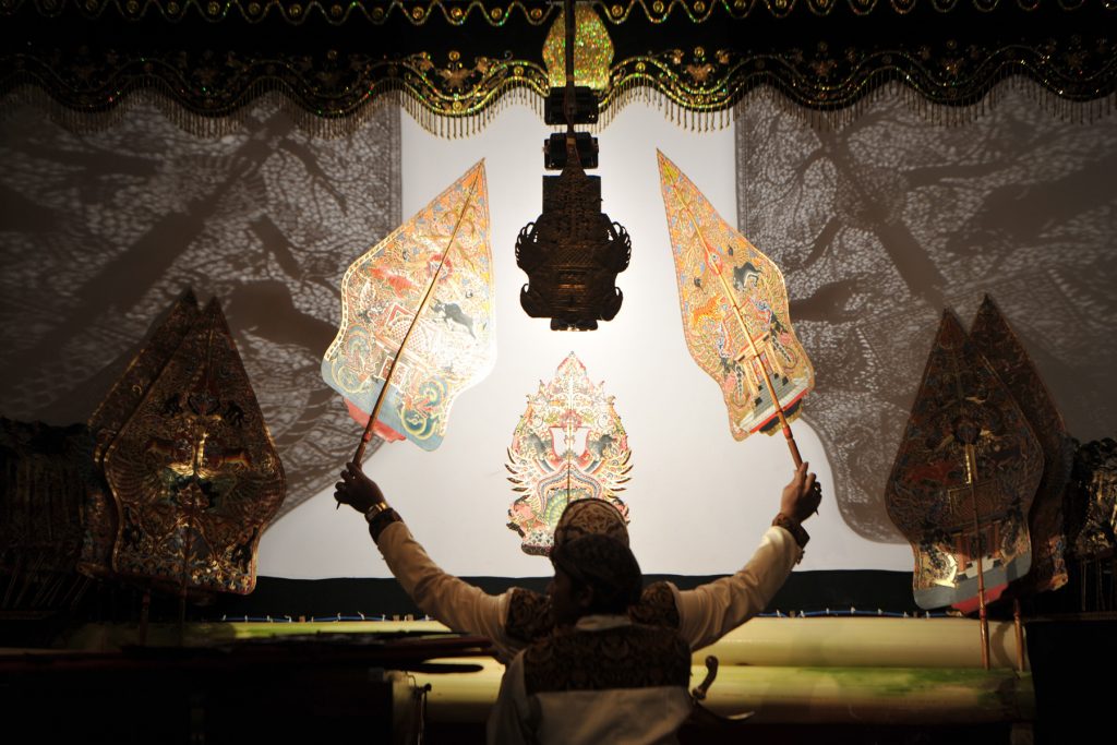 Dalang beraksi, menghidupkan kisah-kisah epik melalui wayang kulit. (foto: cakdurasim.com)