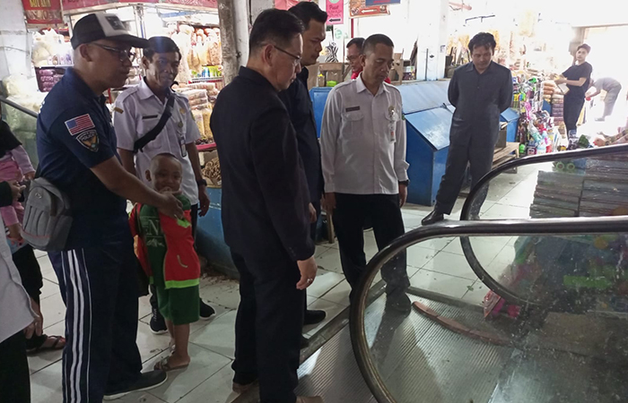 CEK LAPANGAN : Ketua DPRD Kebumen bersama anggota Komisi D melakukan sidak di Pasar Tumenggungan. Mereka mengecek kondisi empat unit travelator pasar yang telah lama tak beroperasi optimal.