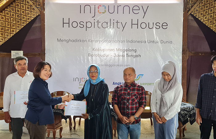 SIMBOLIS: Perwakilan pedagang Candi Borobudur mendapat sertifikat pelatihan InJourney Hospitality House di Balkondes Karanganyar, Rabu (31/7).NAILA NIHAYAH/RADAR JOGJA