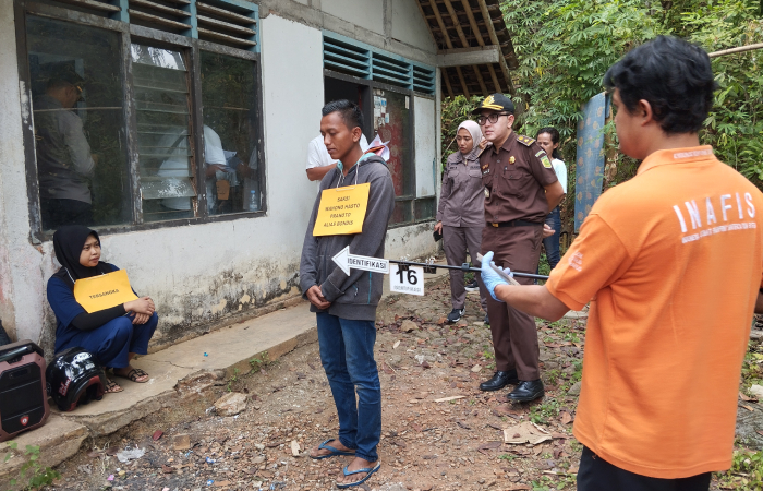 Rekonstruksi peristiwa dugaan penganiayaan terhadap korban FR di salah satu rumah yang menjadi TKP di Kelurahan Keseneng, Kecamatan/Kabupaten Purworejo, Kamis (1/8).