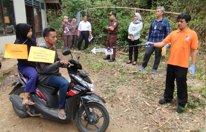 Rekonstruksi peristiwa dugaan penganiayaan terhadap korban FR di salah satu rumah yang menjadi TKP di Kelurahan Keseneng, Kecamatan/Kabupaten Purworejo, Kamis (1/8).