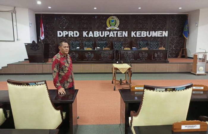 PERSIAPAN PELANTIKAN : Sekretaris DPRD Kebumen Munadi mengecek kesiapan tempat pelantikan calon anggota dewan terpilih. Prosesi pelantikan dijadwalkan akan berlangsung di ruang rapat paripurna DPRD