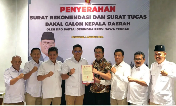SIMBOLIS: Ketua DPD Partai Gerindra Provinsi Jateng (empat dari kiri) saat menyerahkan surat rekomendasi dan surat tugas bakal calon kepala daerah kepada pasangan Grengseng Pamuji dan Sahid, Kamis